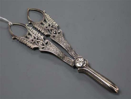 A pair of late Victorian silver grape shears, Maxfield & Sons, London, 1894, 17.5cm.